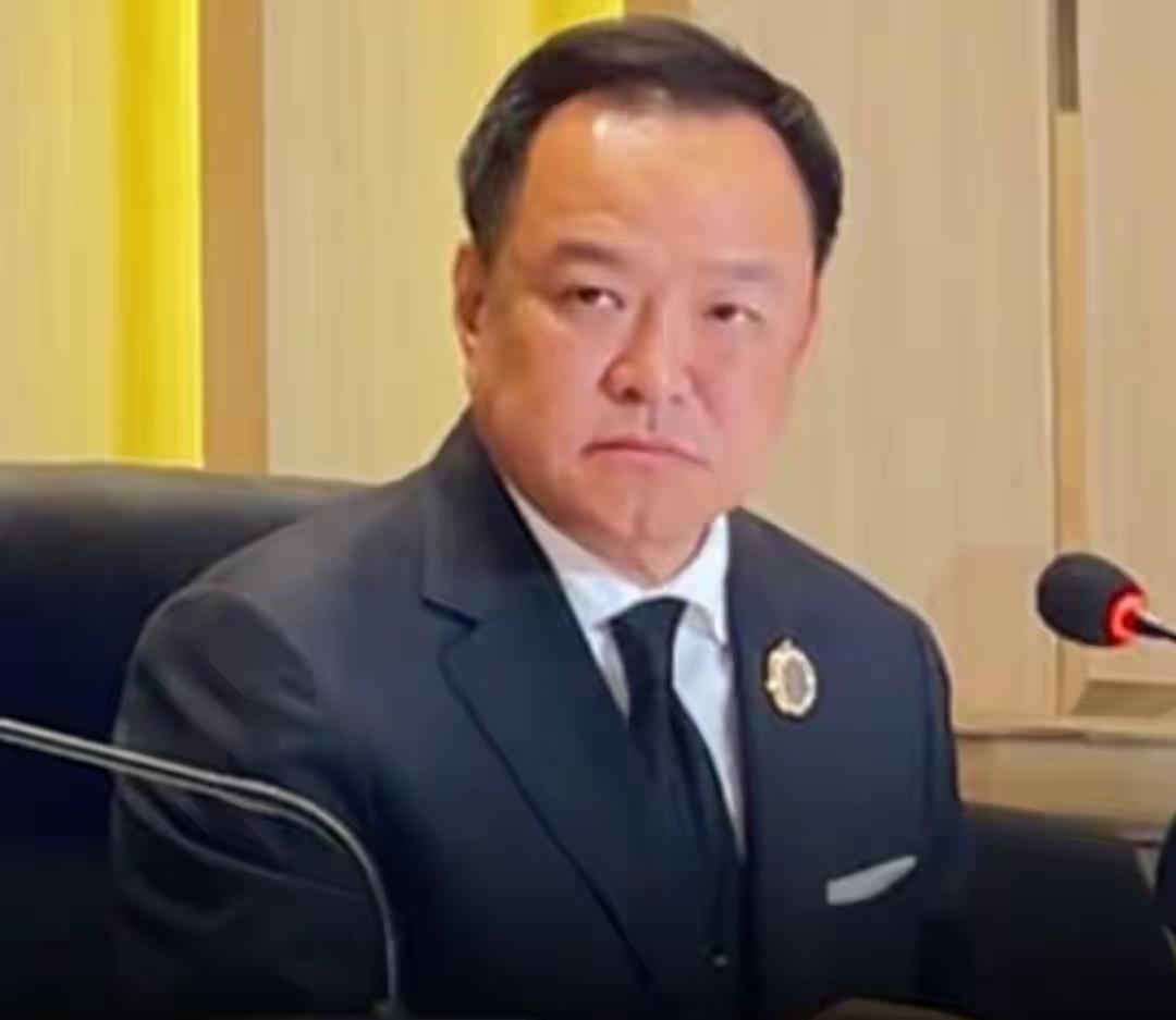 阿努廷要走佩通坦的老路
       近日，泰国政坛又传来惊人消息，现任总理阿努