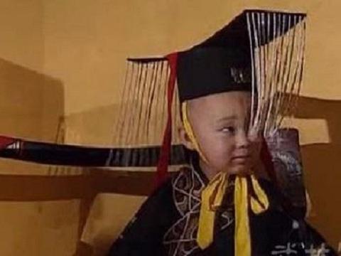 146年，一个9岁的孩子坐在皇位上，正在吃一块饼。 
 
他叫刘缵，是大汉王朝第