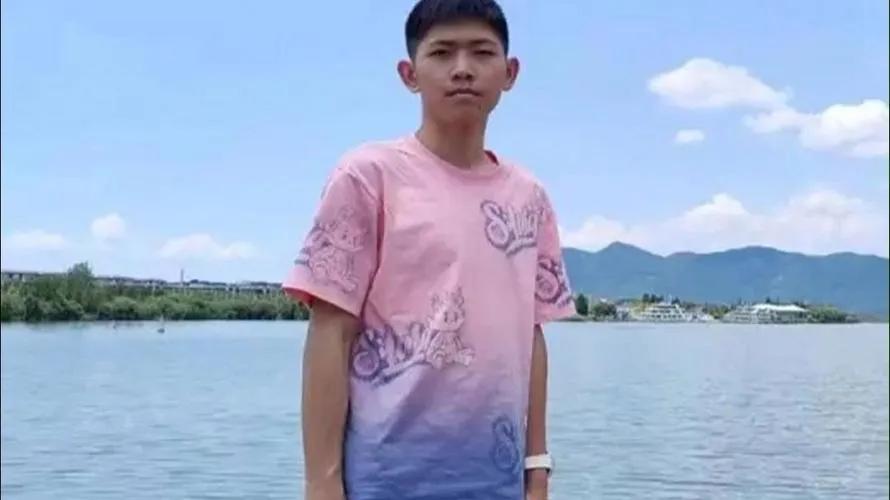 高中生西双版纳失联超一月
 
17岁高中生小林本月初随亲友赴西双版纳旅行，于6月