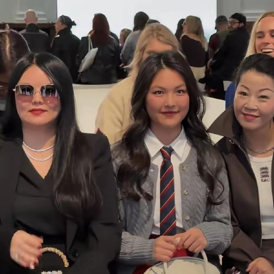 李湘带着女儿王诗龄出席伦敦时装周，母女俩的造型引发热议。李湘一身富贵打扮，但身材