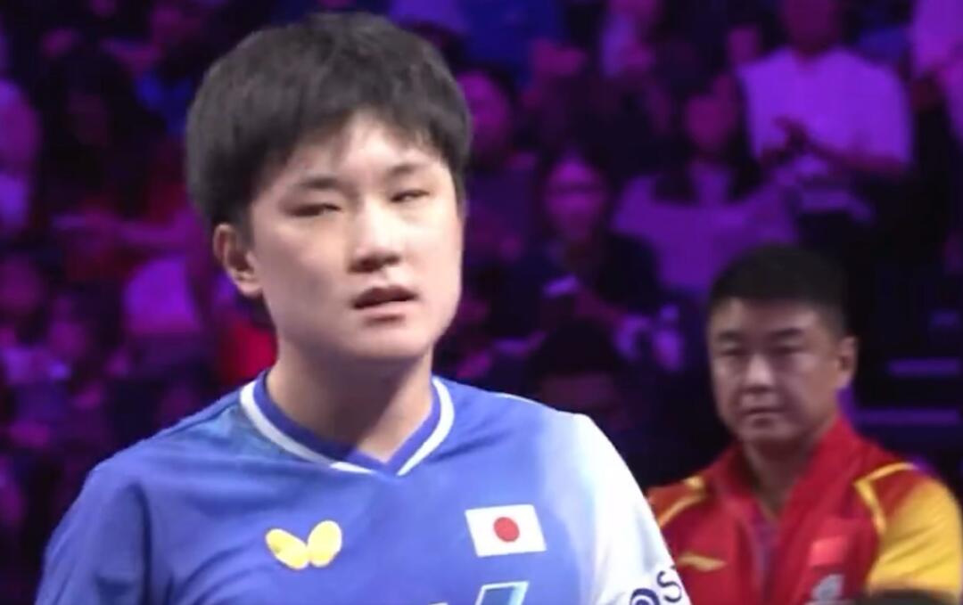 张本智和疯狂庆祝近1分钟，王皓只能干等
