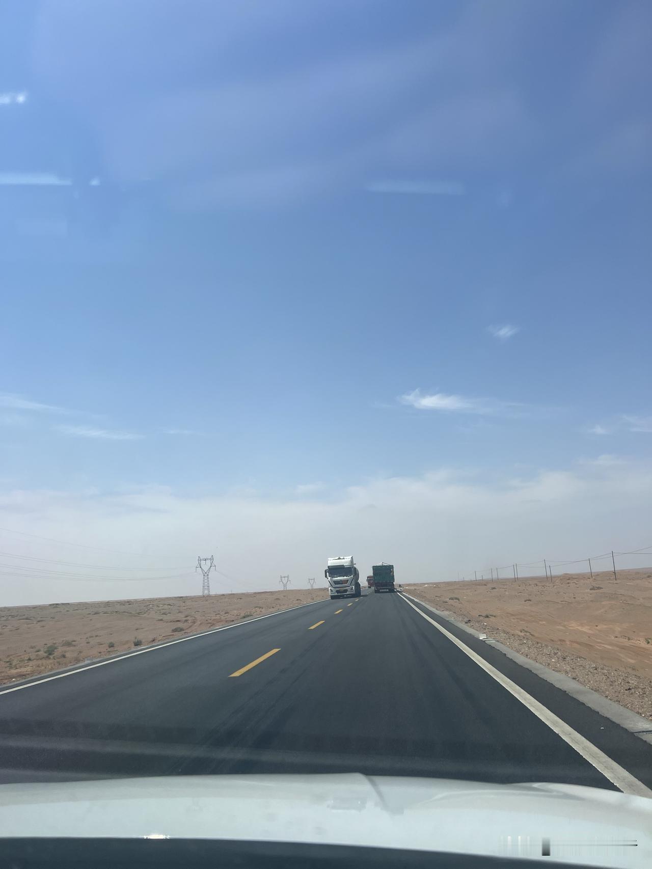 你会选择什么季节去新疆旅游此时此刻正在去新疆自驾游的路上。路过内蒙古自驾游