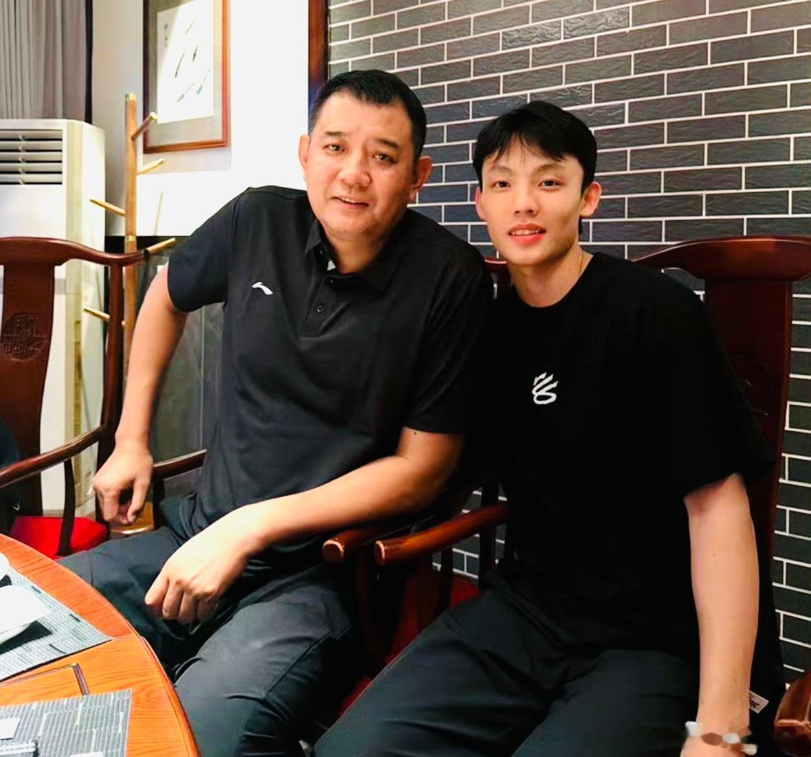 徐杰参加3×3联赛，晒出与逍遥王巩晓彬合照徐杰更新社交动态，此番前往四川，参与3