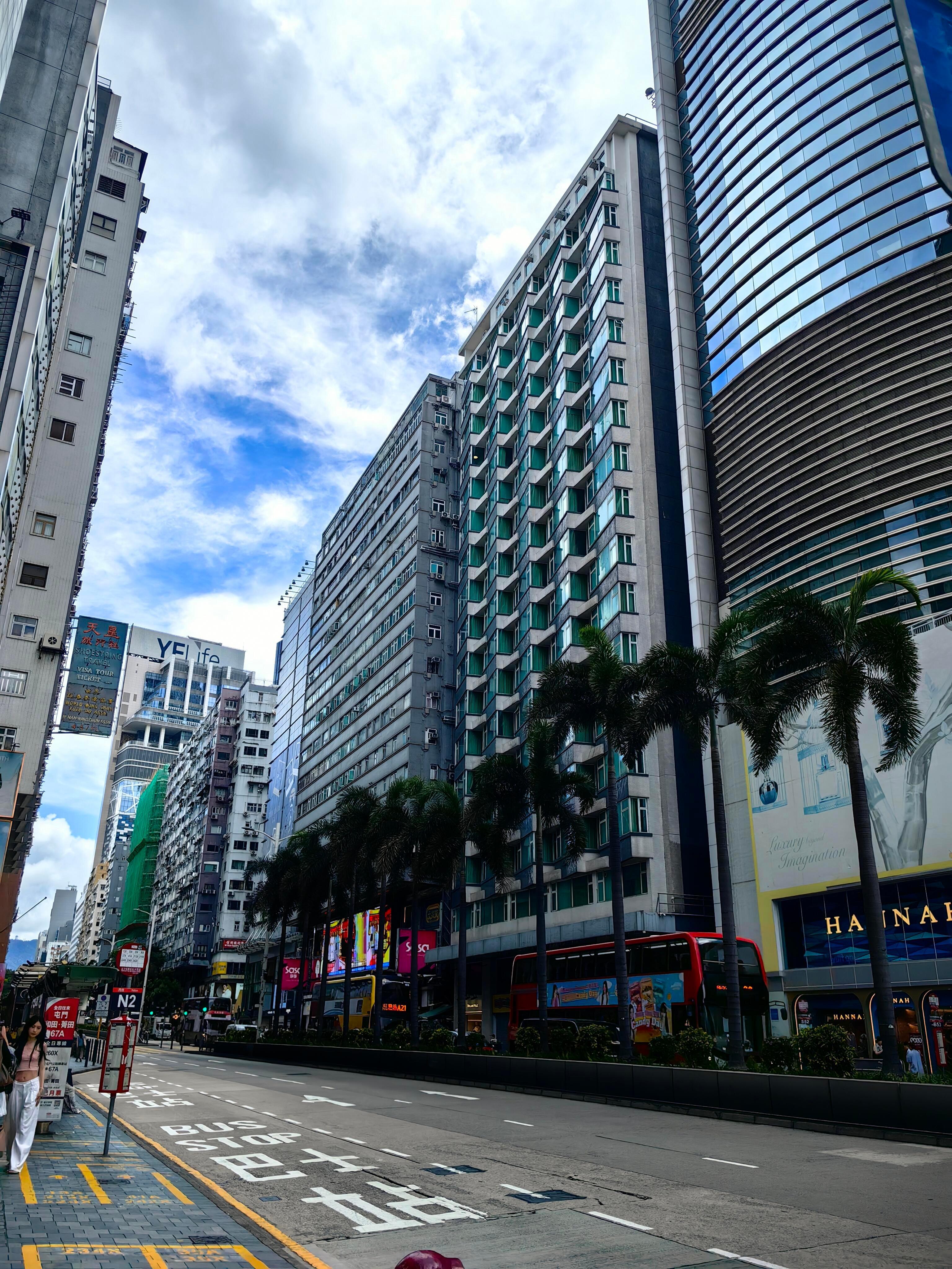 中国车在香港回头率这么高是有原因的这得益于其先进技术，稳定质量，实惠的价格让人心
