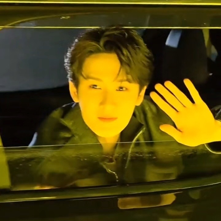 檀健次 知道我多坚强了吧“为什么蝴蝶断了半个翅膀还能飞 因为它坚强”檀健次