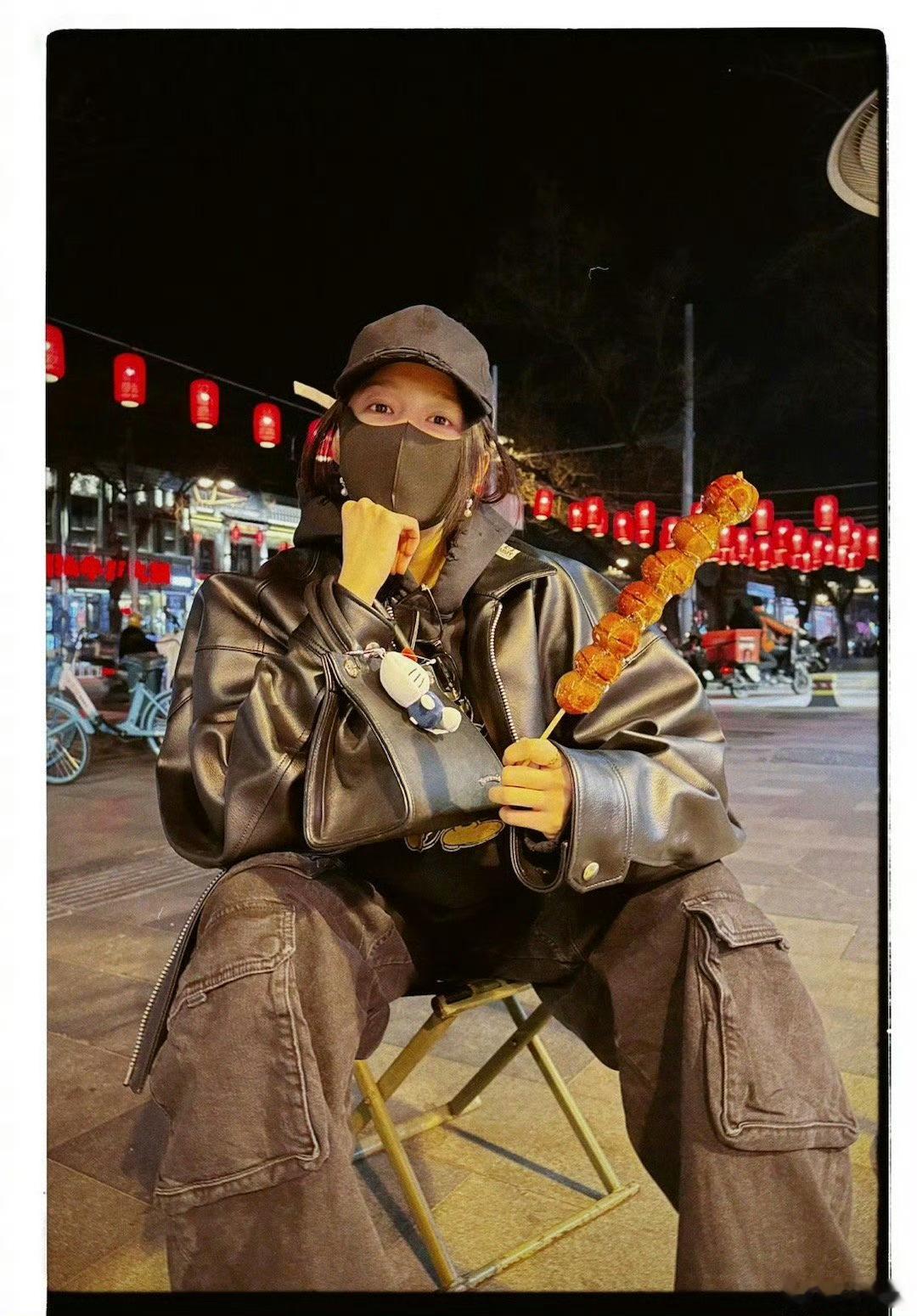 关晓彤吃完糖葫芦快乐的撒欢儿了 关晓彤晒冬天的第一串糖葫芦 