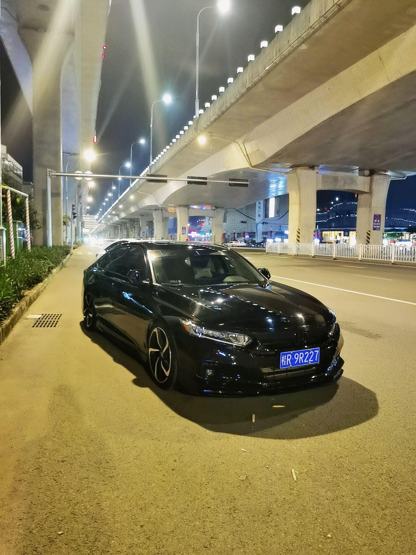 高架桥下的雅阁。