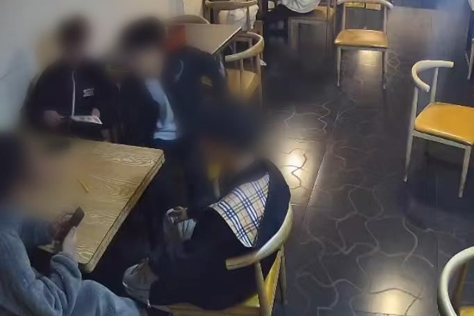“必须严惩！”四川广安，4月9日凌晨，几个未成年来到烧烤店吃烧烤，趁着服务员休息