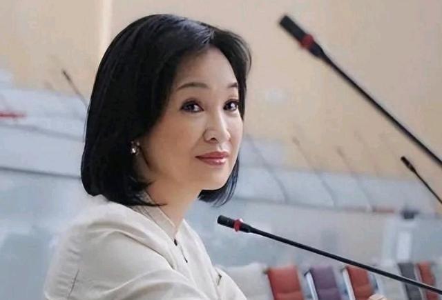柯志恩出来表态了！在韩国瑜因傅崐萁缺席震怒之后，柯志恩对此曾表示，这件事要分开两