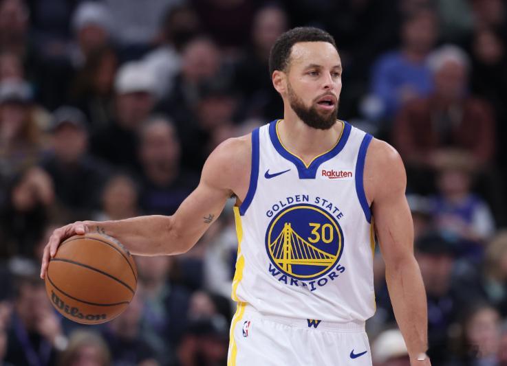 NBA常规赛，勇士首节37-45落后活塞。首节比赛，库里的进攻手感不错，他出战9
