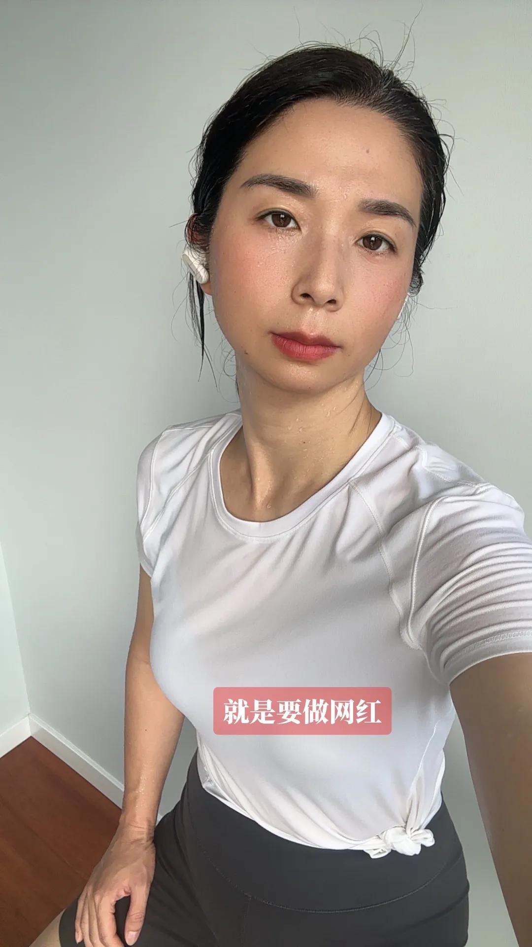 专门再看了一下崔丽丽的微头条，得知她在试水做网红，的确红了，黑红了。

从同情到