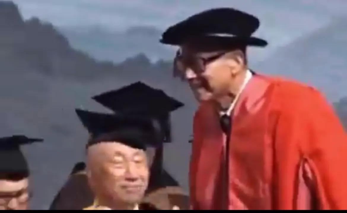 90岁的李嘉诚，最后一次参加汕大毕业典礼，宣布每年捐助1亿元，帮助汕大所有学子学