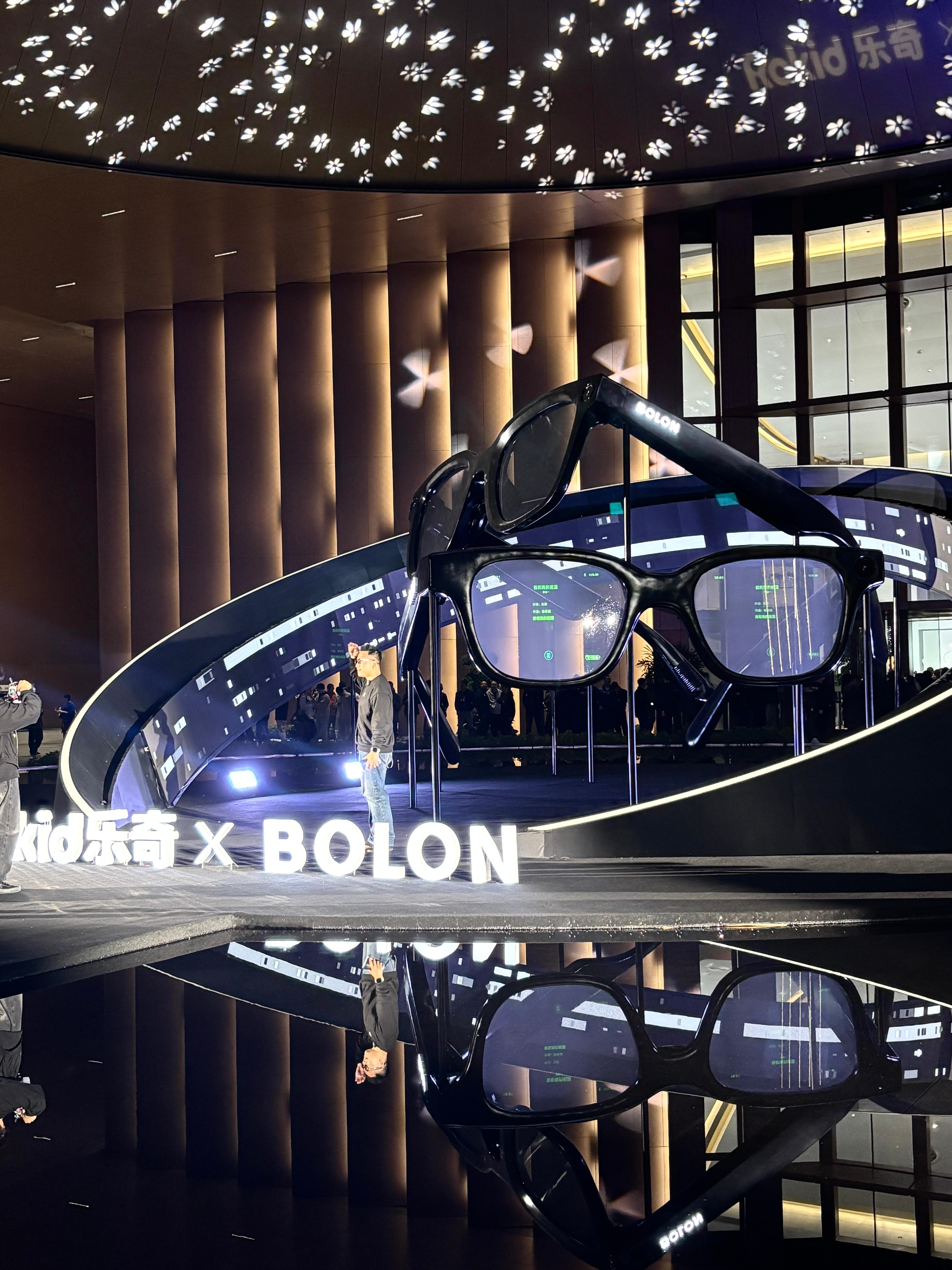 已抵达现场.学长预感，这场发布注定要不平凡，听说这次的新品要颠覆佩戴体验，期待今