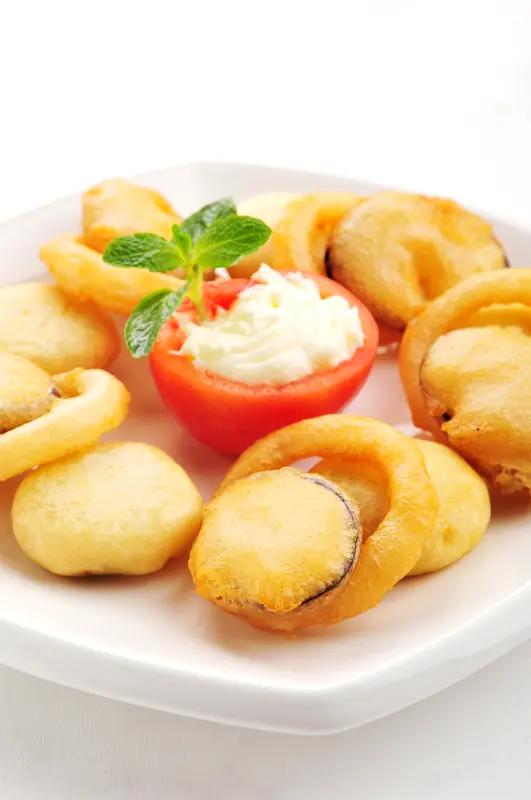 好多人都把致癌的原因归在吃的方面。我以为都不是最主要的。
最主要的是情绪。
心里