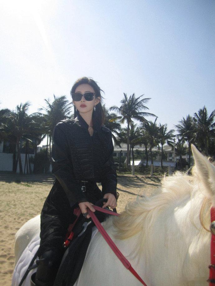 王鹤棣一把抢过孟子义的手捧花你好星期六好六 Fun4 猜猜猜名场面！孟子义当答题