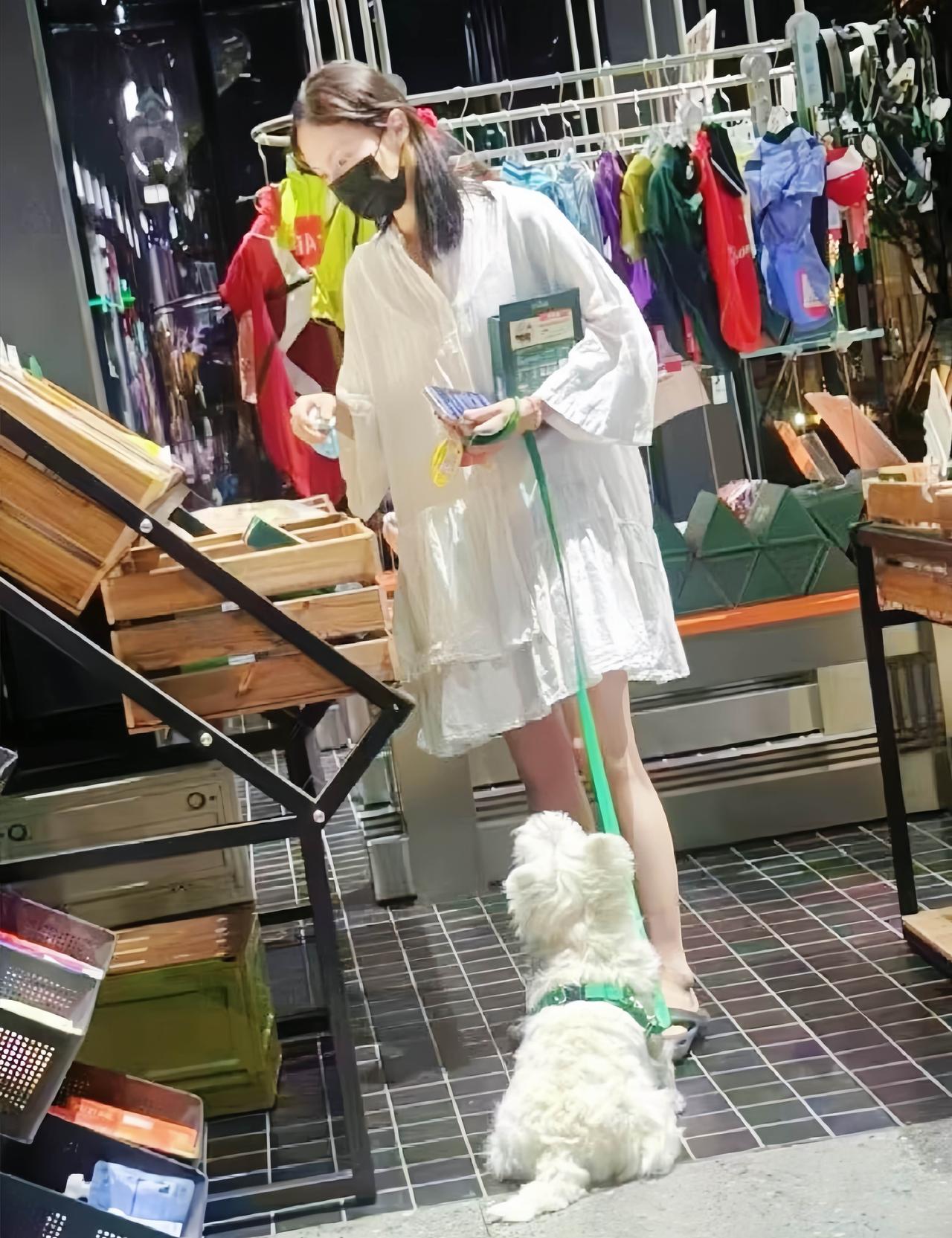 感觉生活中的“大喜”，特别喜欢白色的！

6月8日，金晨在四川商场逛店，身穿白色