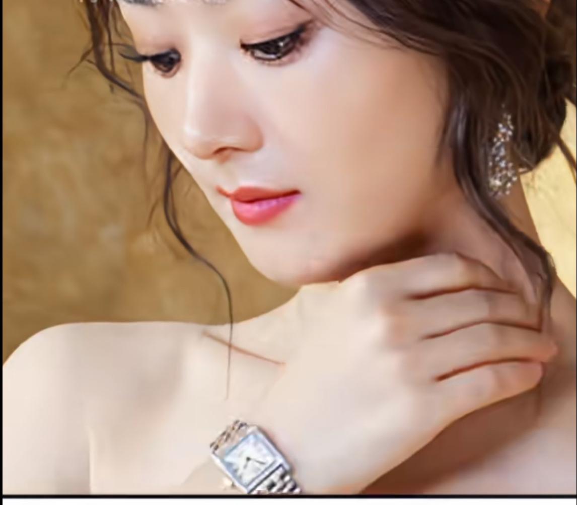 发现了没？赵丽颖好像没戴过项链，最多带个手表，出席活动的时候，别的明星脖子戴满饰