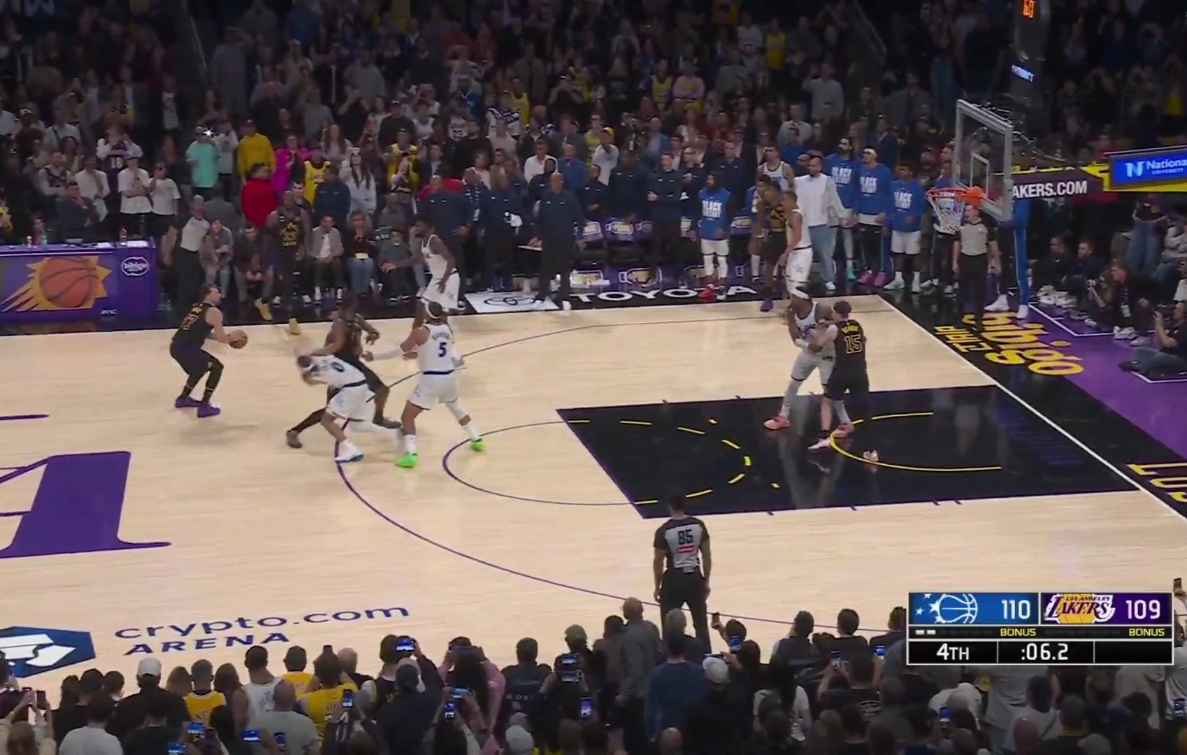 艾顿完美掩护了，战术完全跑出来了为什么不投啊…湖人