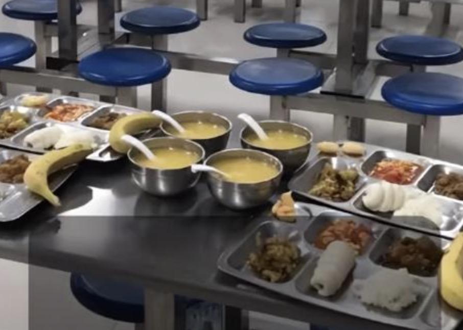 校长说学校食堂统一更换餐具，学生可自愿选择是否使用，学生自带餐具去打饭却遭拒，背