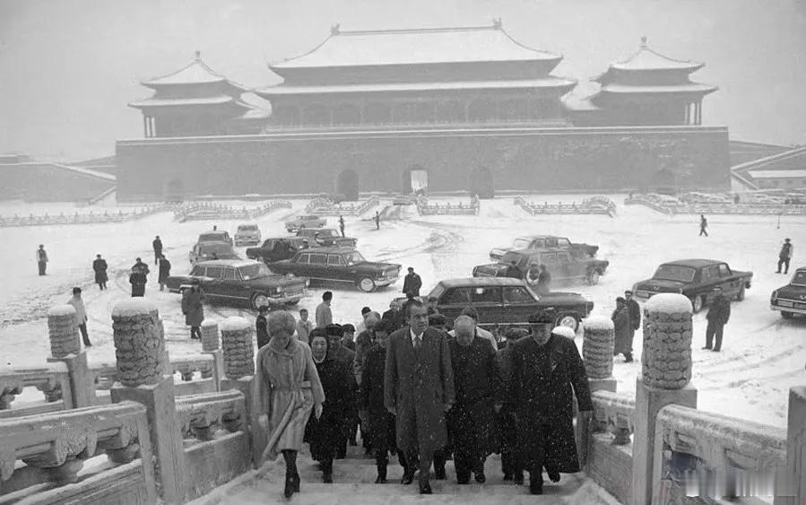 1972年2月25日，美国总统尼克松携夫人，在叶帅陪同下雪中游览故宫 