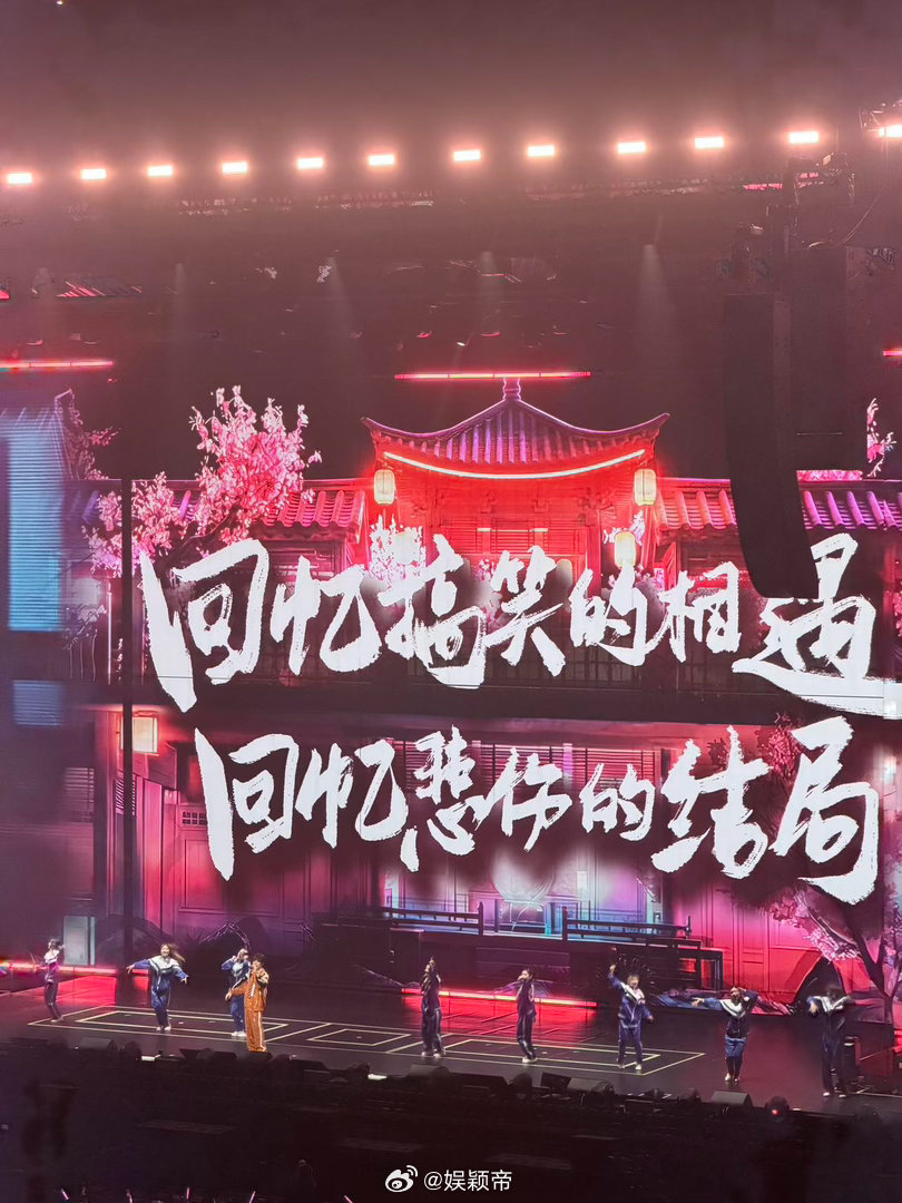 新华网对话徐良徐良说没想到这么多人来看我 台上是他，台下是穿着校服的我们。那一瞬