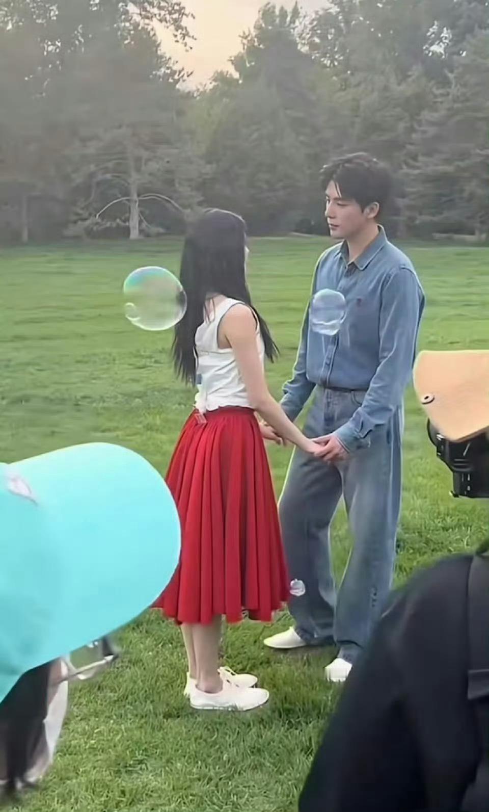 这女主是有多瘦啊，紧身背心后面都得带夹子！ ​​​