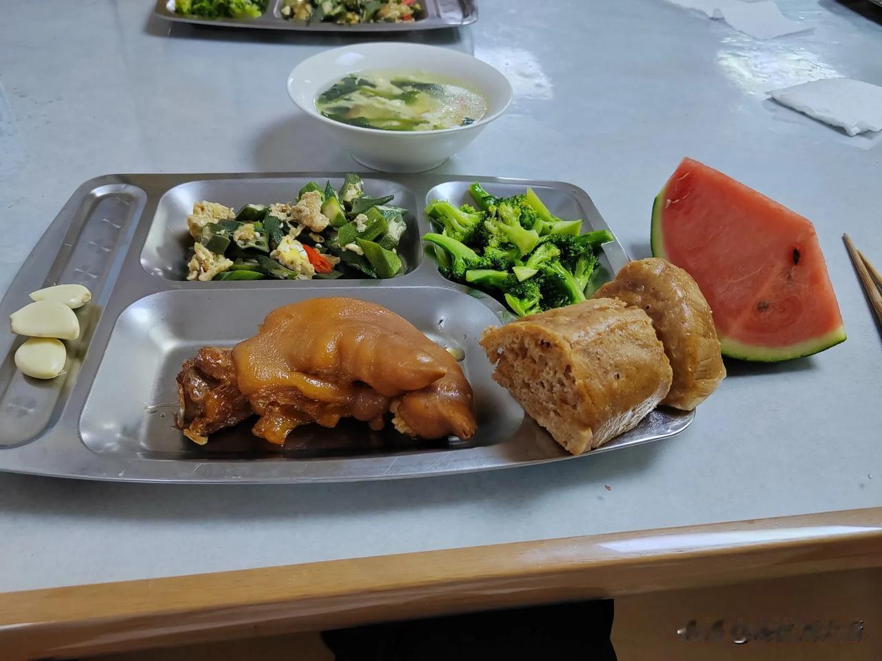 秋葵我是真的不知道怎么炒不变色了，很新鲜的秋葵改刀焯水后，就变成这样的颜色了，黄