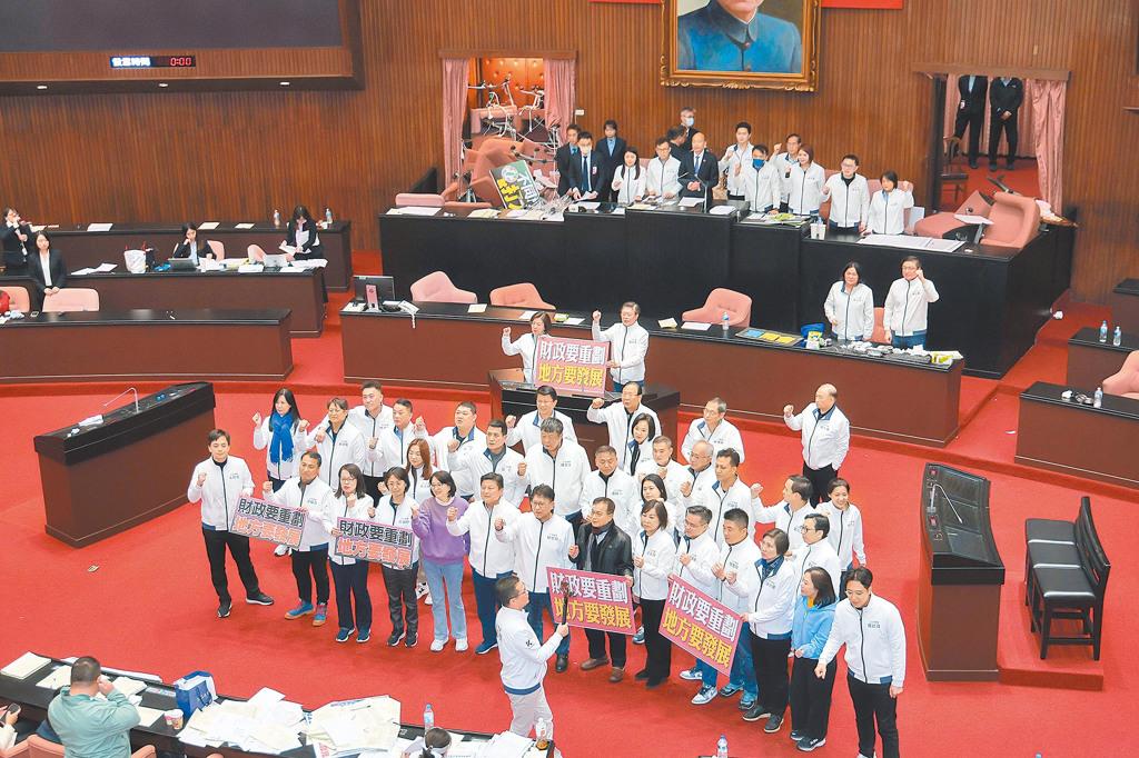 台立院20日通过国民党力推的三大法案《选罢法》、《诉讼法》及《财划法》修正案，民