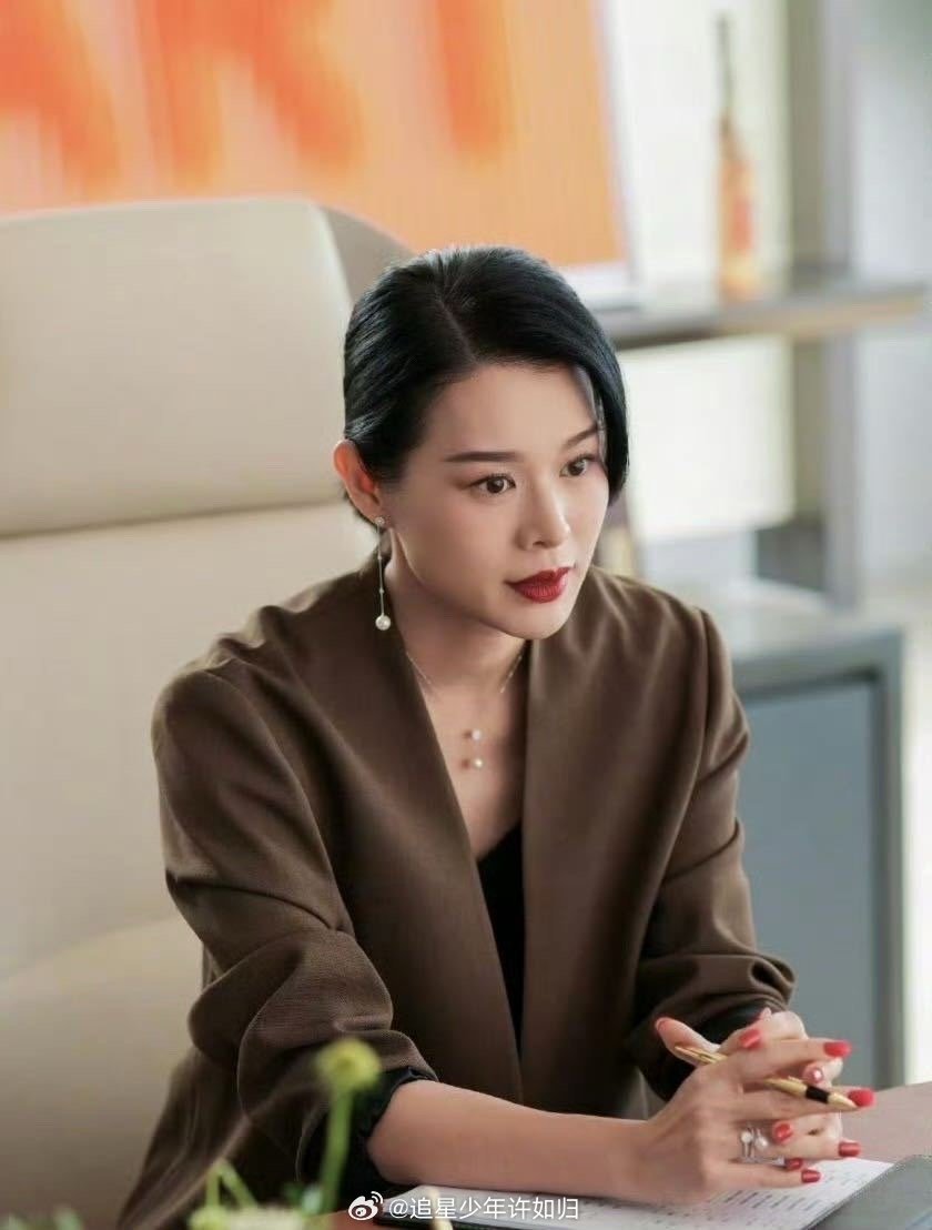 胡杏儿演技自由度 胡杏儿的演技越看越有沉淀感！《绝命法官》里她变身女警唐萱，没有