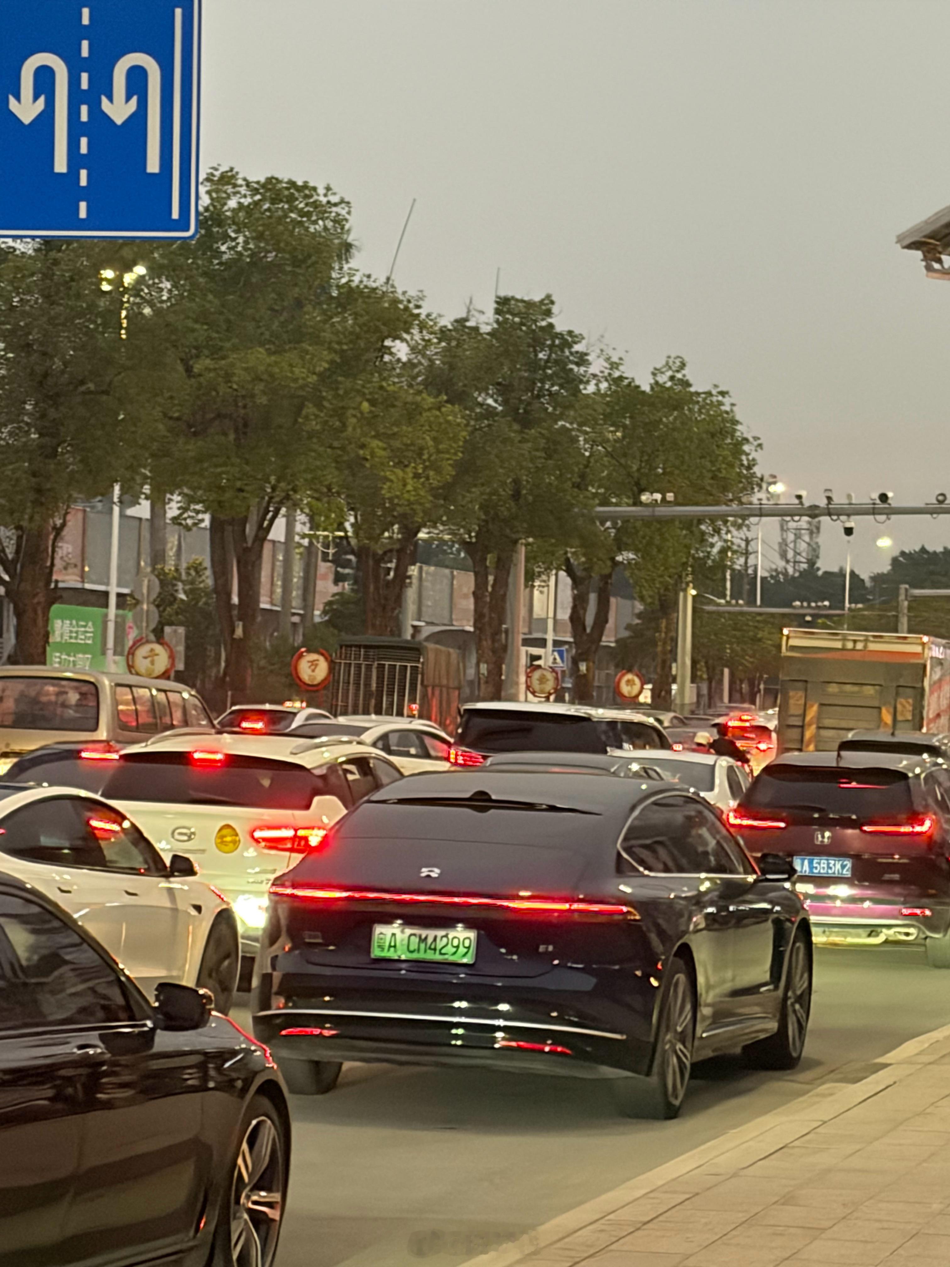 今天在路上见到三回ET9，看来这车有后劲，卖得不错。 