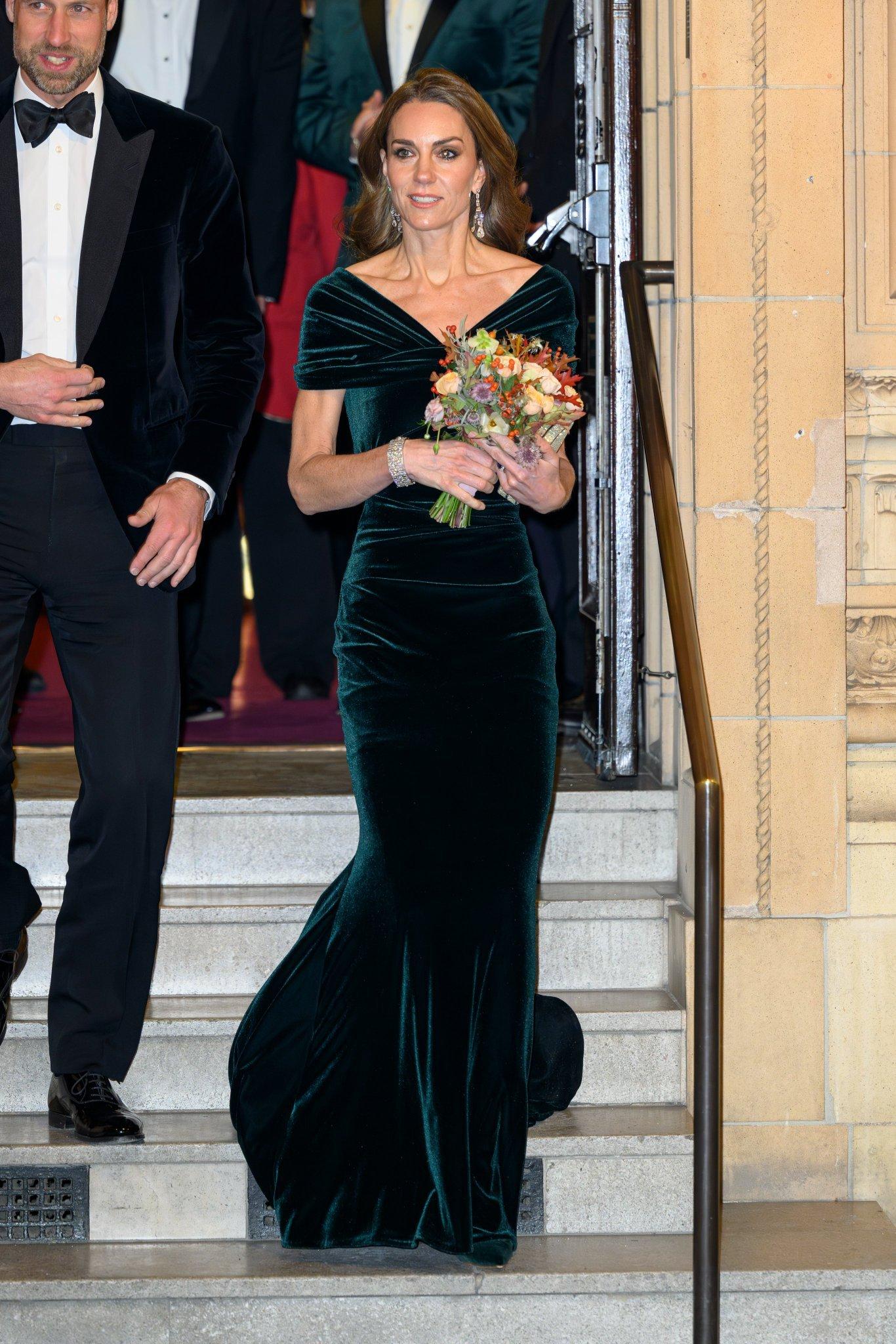 昨日晚间，观看完皇家文艺汇演后，威廉凯特离开皇家阿尔伯特音乐厅~