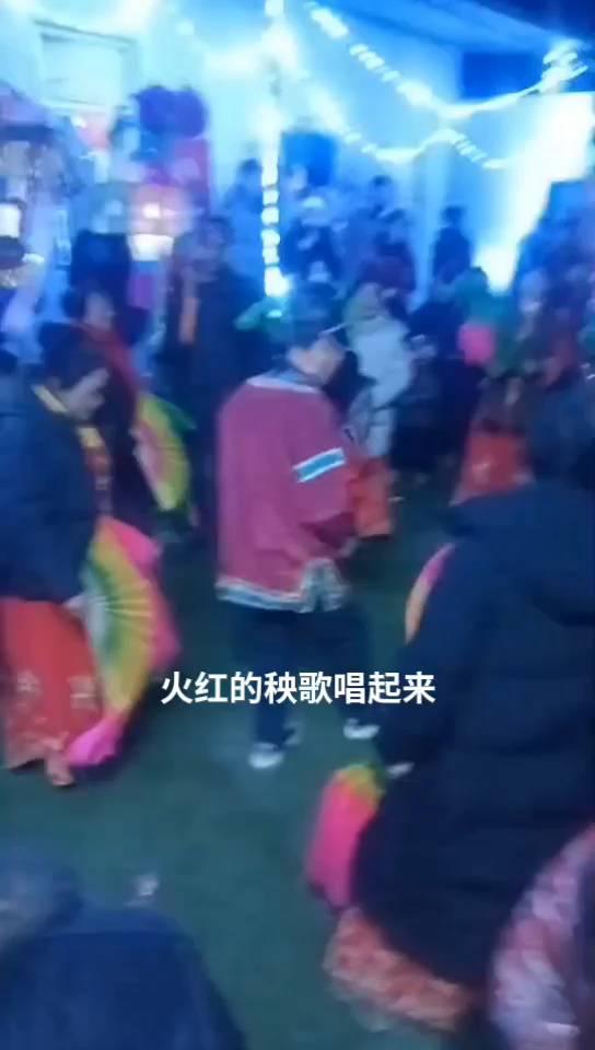 火红的秧歌唱起来。