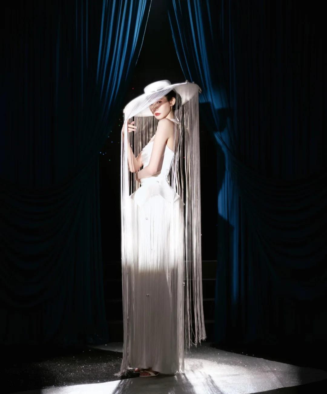 把“冷白皮”穿成刀锋——张艺凡昨晚用一串流苏劈开热搜。
灯扫过，珍珠像碎玻璃贴在