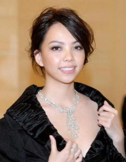 2010年，一位女子独自坐在吧台前的高脚凳上，她戴着帽子，微微低头，似乎想把自己