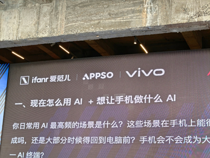折叠屏的未来终于被想通了  很多人还在纠结手机要多薄、屏幕要多大，其实折叠屏真正