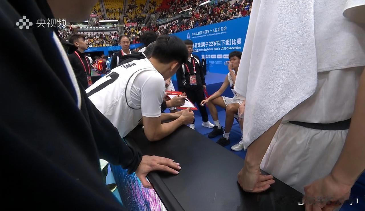 全运会U22男篮决赛，广东队轻取山东，双方实力差距很悬殊。

首先是球员实力差距