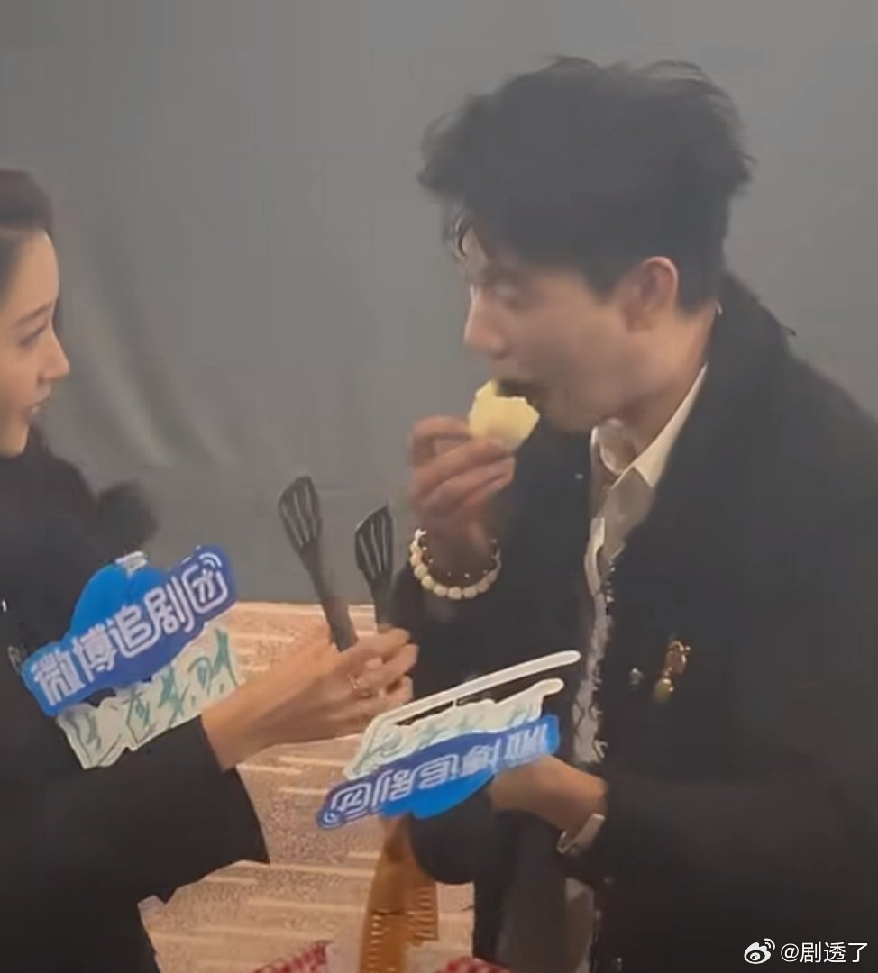 王子奇分包子幻视刘星分饼王子奇分包子刘星分饼追剧团分包子，分出一个吃一口，分出一