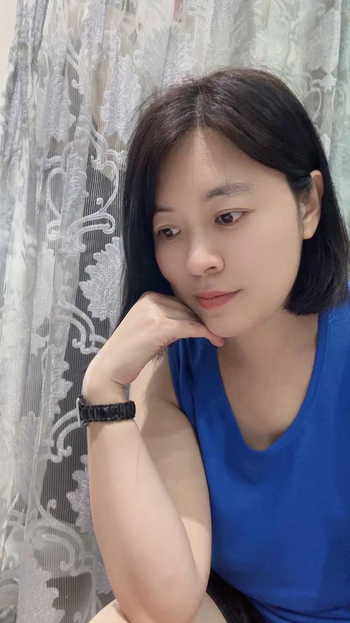 再胖也要穿无袖 克莱因蓝显白