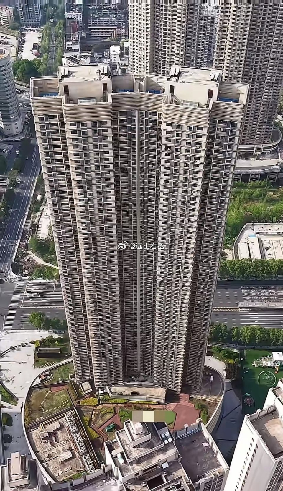 63层的住宅，站在上面都有点吓人！今天到合肥一个朋友家，整栋建筑63层，她俩买的