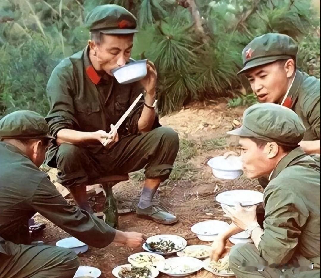 这张照片，可能是七、八十年代解放军某部野营拉练，或者是执行什么任务时，在野外用餐