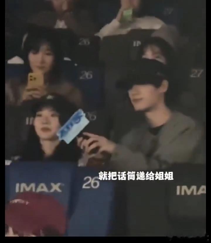 说完还偷笑，肯定是在吐槽谁 丁程鑫张艺凡在说什么悄悄话你好星期六