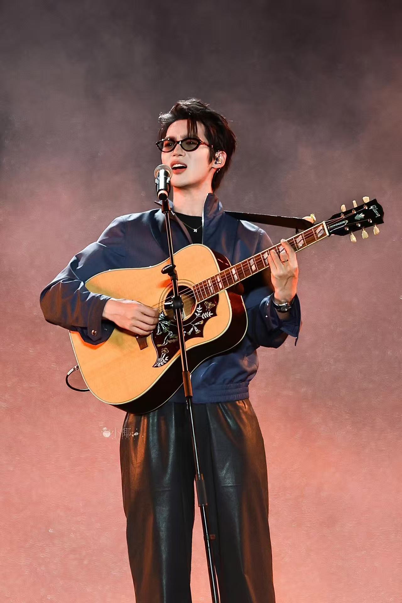 于适的歌写的是自己的来时路 两首歌，双重奏。一首追问来处，步履铿锵；一首对话夕阳