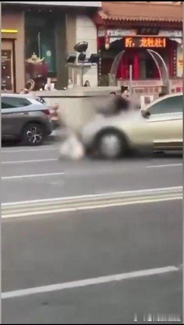#被轿车撞倒碾压女子已死亡#这就是故意杀人吧！有什么深仇大恨？ ​​​