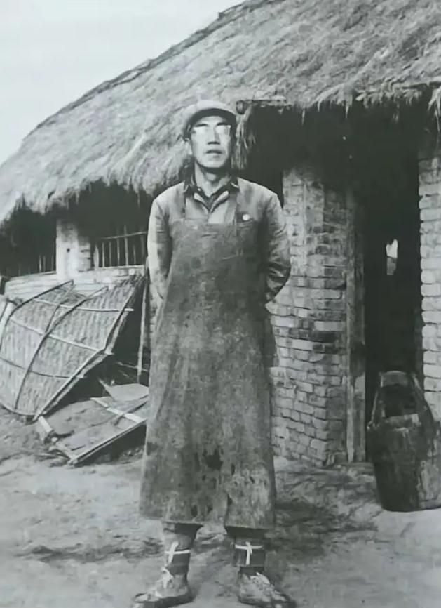 1947年，一个地主，半夜摸进柴房，对着一个被捆着的地下党，不说废话，匕首“噌”