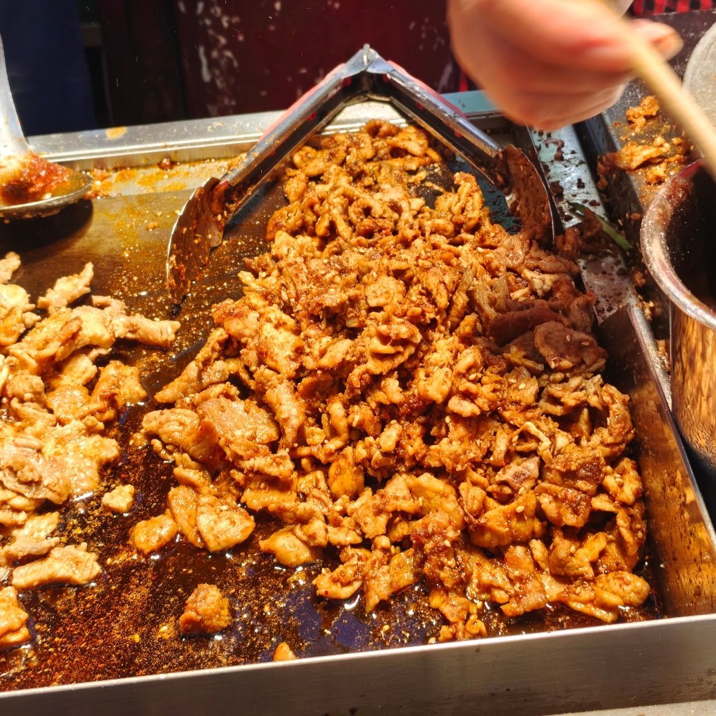 今天又来吃羊肉卷饼了～上次我陪朋友摆摊，主来找我那次，我带他吃小吃，我俩就吃的这