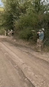俄军士兵正在掌握如何使用远东某国运送过来的武器。显然，他们还需要一段时间驯服这些
