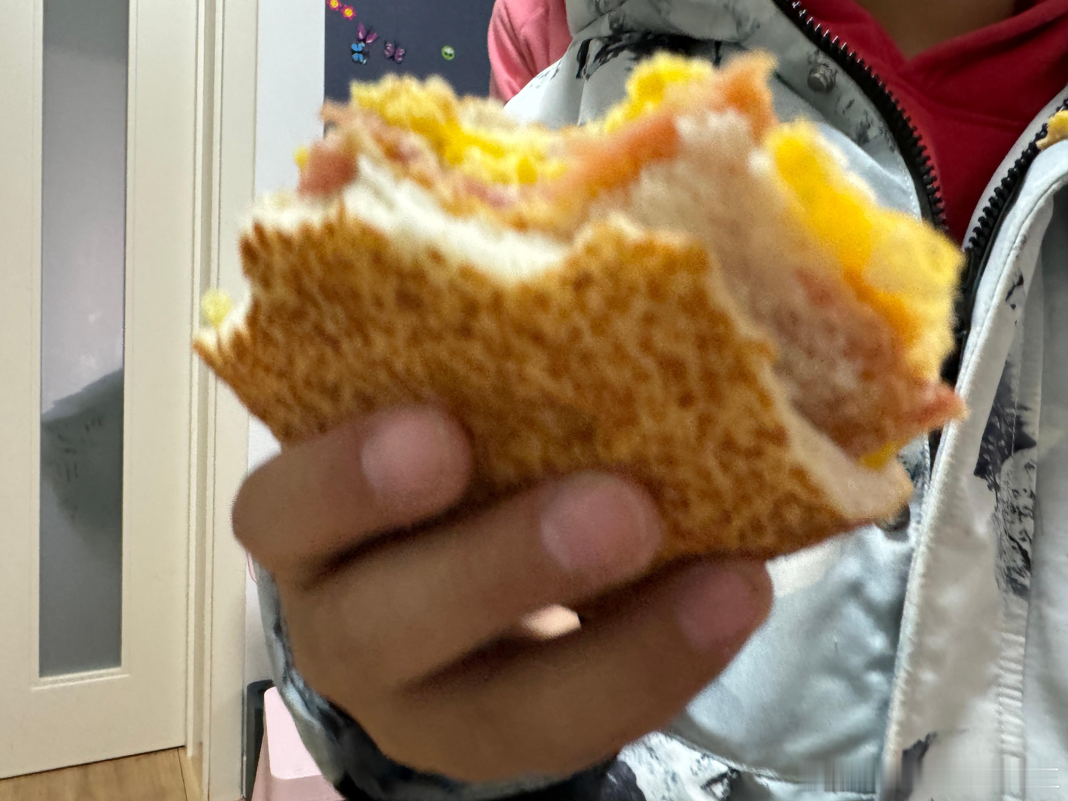 老婆早餐剩下的饼，晚上拿回家给娃吃，一点不浪费[嘻嘻] ​​​