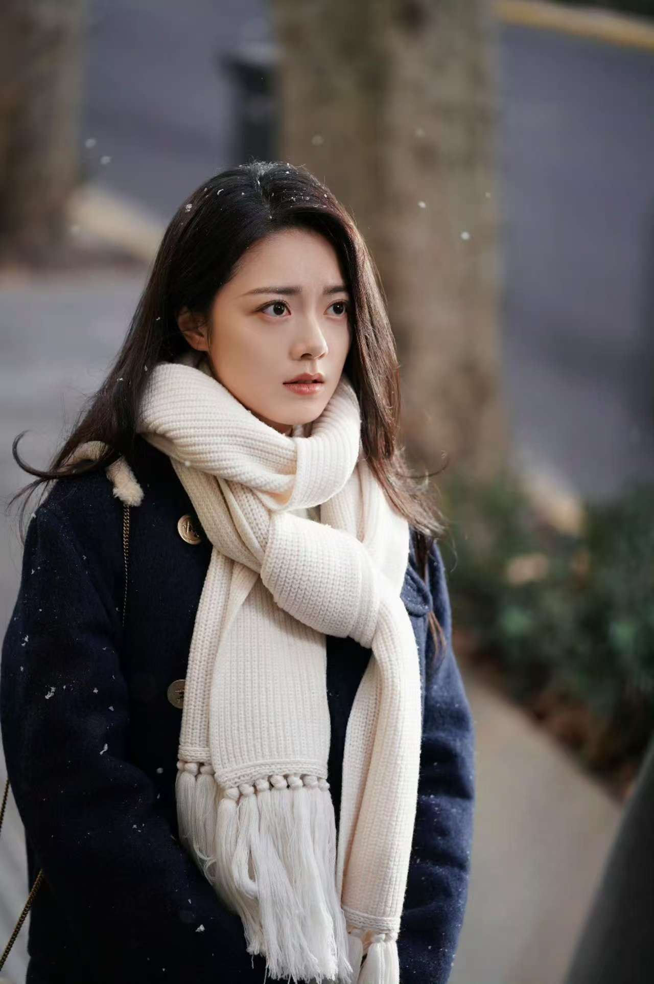 赵今麦的造型总是能给人惊喜，这次的冬日初恋风更是把温柔演绎到了极致，真的可以完全