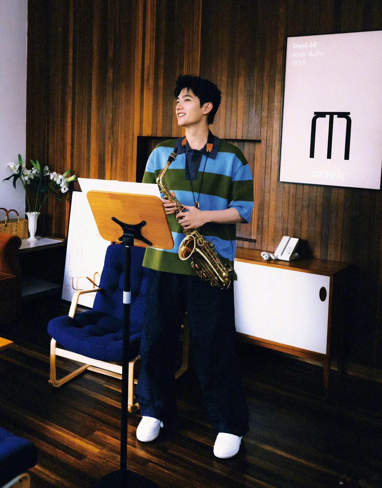 #杨洋玩梗city##杨洋蓝绿条纹polo衫#杨洋蓝绿条纹polo衫，帅的很稳定