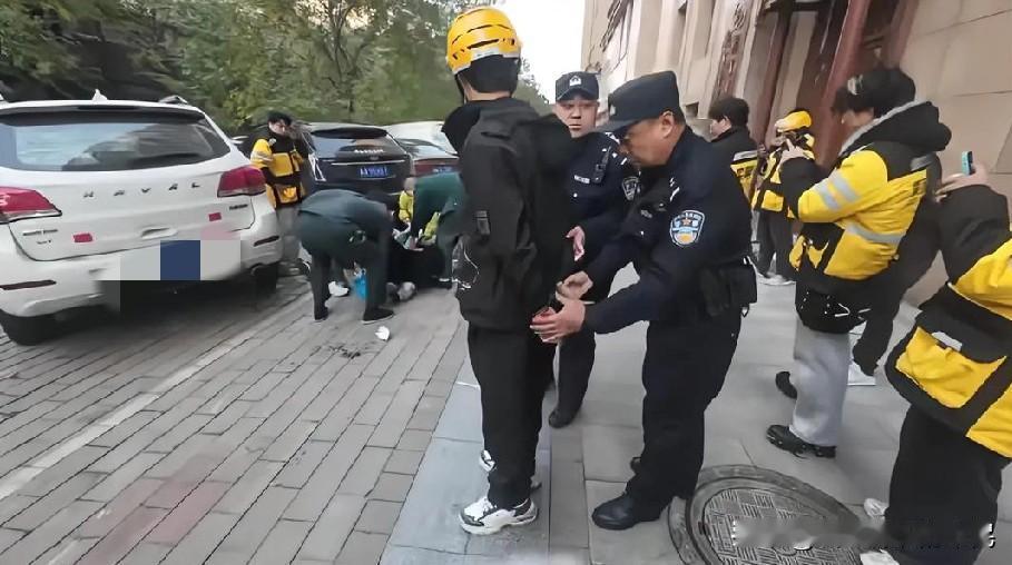 石家庄外卖员与承包商发生矛盾，捅了人被抓，医护人员正在护理伤者。看了原视频，我还